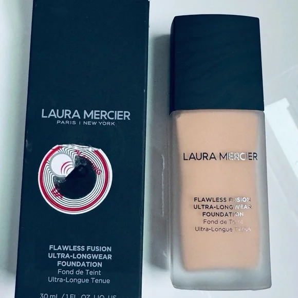 Laura Mercier Flawless Fusion Ultra-Longwear Foundation - Black Packaging - Picture 4 of 5
